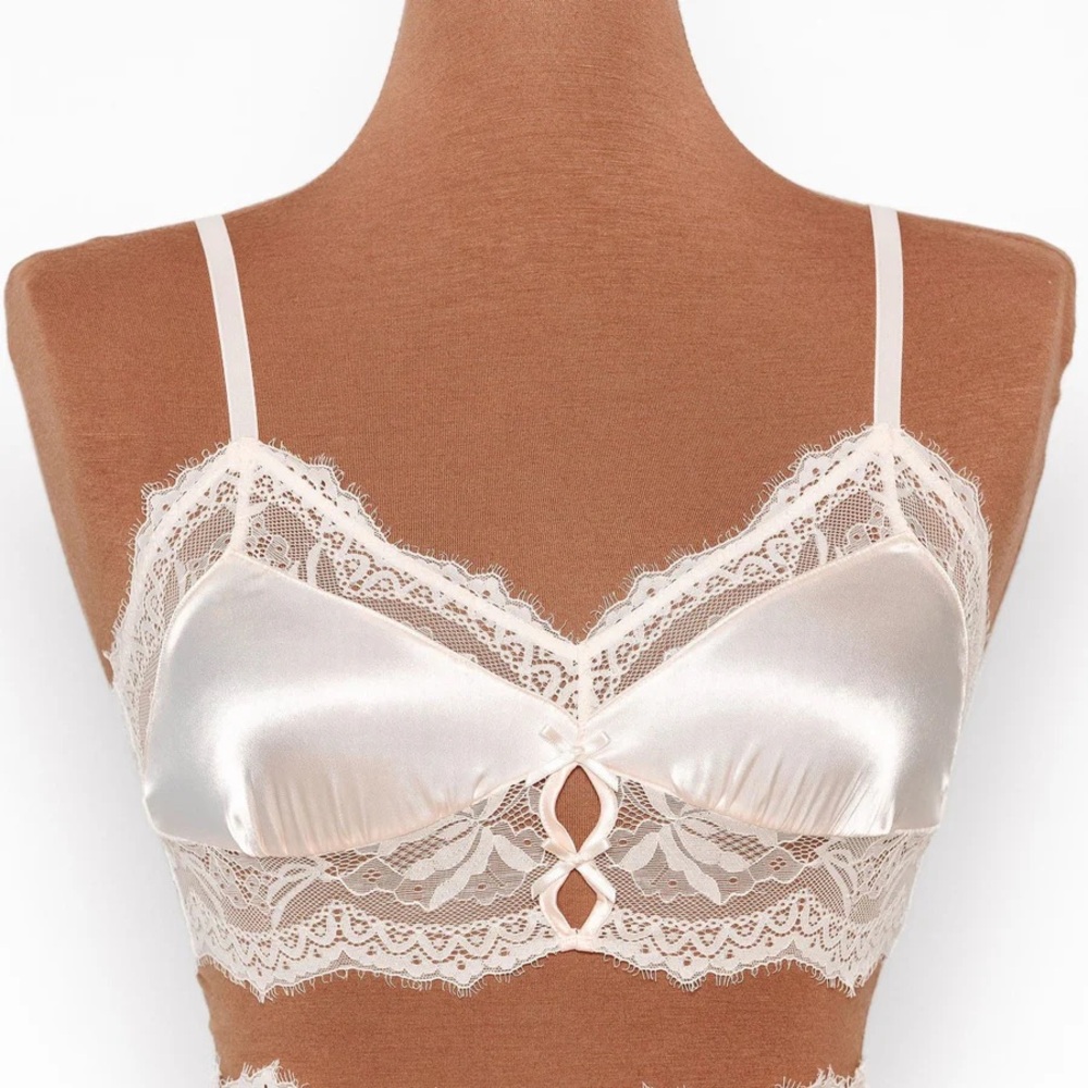 NWT LACY SATIN KEYHOLE BRALETTE - CHAMPAGNE